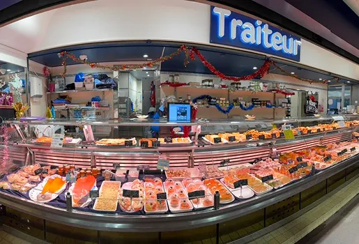 Comptoir de traiteur français bien approvisionné avec fruits de mer, viandes et plats préparés à Saint-Germain-en-Laye dans les Yvelines 78