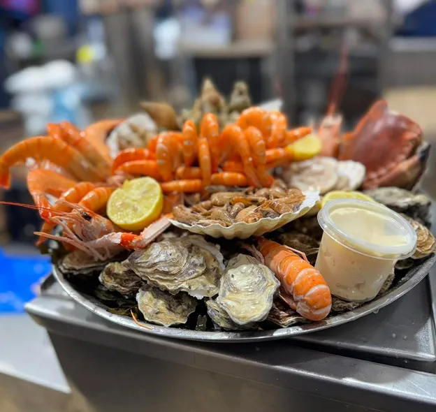 Grand plateau de fruits de mer frais avec crevettes, homard, huîtres et sauce à Saint-Germain-en-Laye dans les Yvelines 78