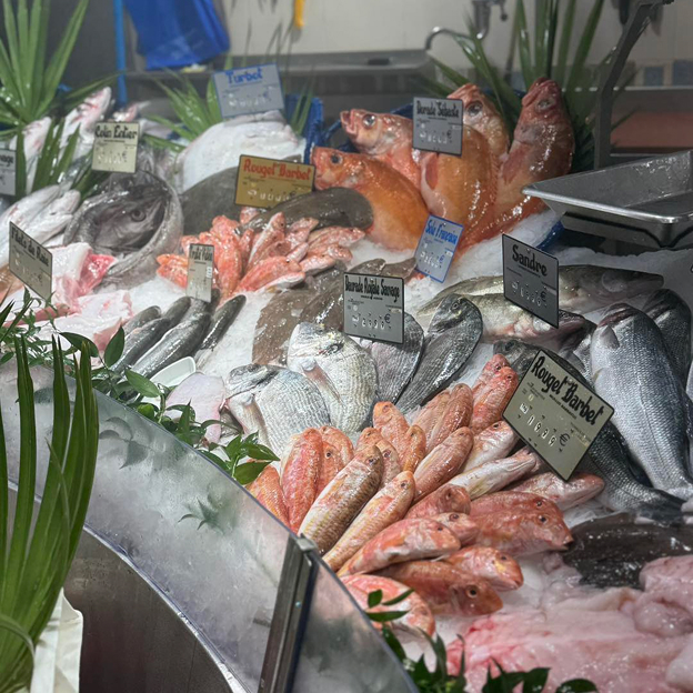 Étal de poissons frais variés sur glace dans un marché à Saint-Germain-en-Laye dans les Yvelines 78