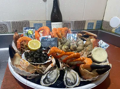 Grand plateau de fruits de mer frais avec vin, huîtres, crevettes, escargots et crabe à Saint-Germain-en-Laye dans les Yvelines 78
