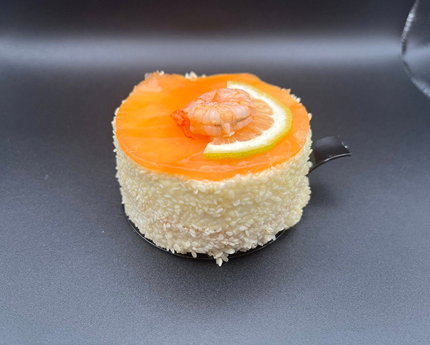 Mini-gâteau salé orange avec crevettes, citron et garniture de riz/sésame sur fond noir à Saint-Germain-en-Laye dans les Yvelines 78