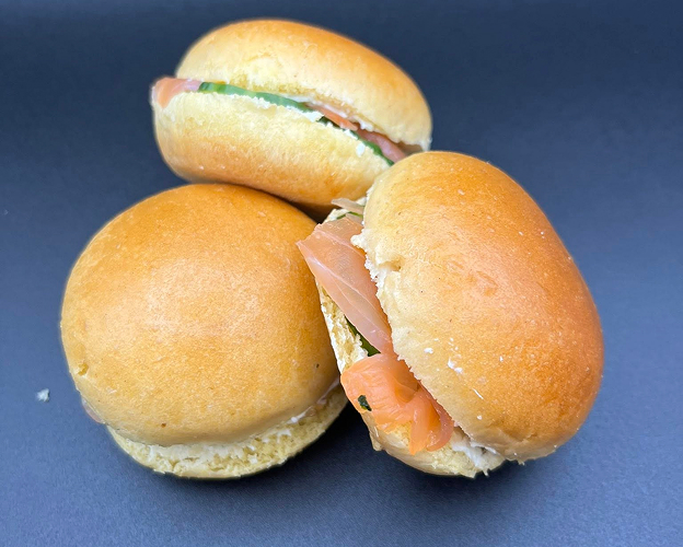 Trois mini-sandwichs au saumon fumé et concombre sur petits pains ronds à Saint-Germain-en-Laye dans les Yvelines 78