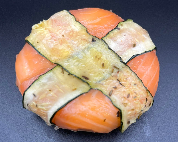 Un plat de saumon frais et de fines tranches de courgette épicées à Saint-Germain-en-Laye dans les Yvelines 78