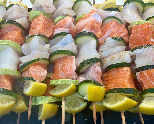 Brochettes de poisson blanc, saumon, concombre et citron, prêtes à être grillées à Saint-Germain-en-Laye dans les Yvelines 78