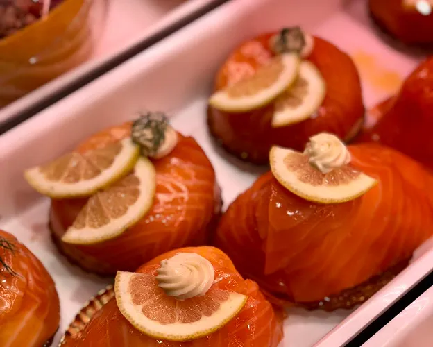 Présentoir de saumon fumé garni de tranches de citron et de crème fromagère à Saint-Germain-en-Laye dans les Yvelines 78