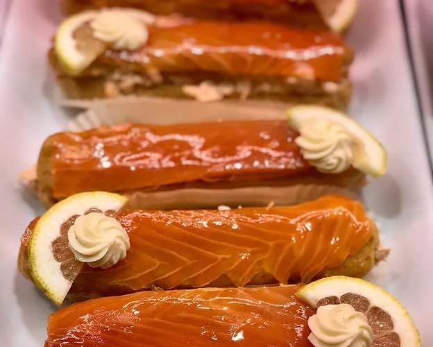 Éclairs salés au saumon fumé et citron vert, ornés de crème et de zeste à Saint-Germain-en-Laye dans les Yvelines 78