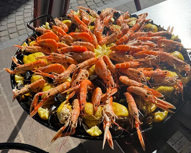 Grande paella aux crevettes, langoustines, moules et citron à Saint-Germain-en-Laye dans les Yvelines 78