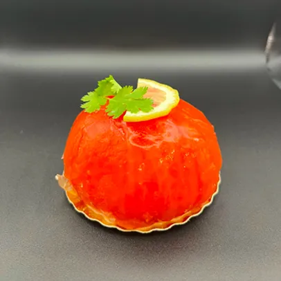 Entremets rouge vif en forme de dôme, garni de coriandre et d'un quartier de citron à Saint-Germain-en-Laye dans les Yvelines 78