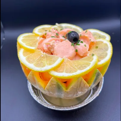 Salade de crevettes et citron dans un bol en melon sculpté, décorée d'une olive à Saint-Germain-en-Laye dans les Yvelines 78