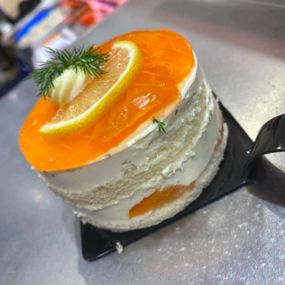 Un sandwich scandinave rond, saumon, aneth, mayonnaise et citron à Saint-Germain-en-Laye dans les Yvelines 78